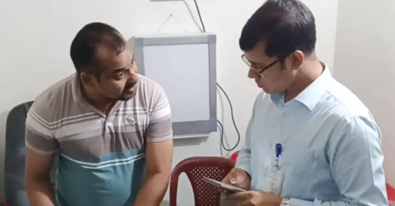 প্রদীপ বসু (বামে), নির্বাহী ম্যাজিস্ট্রেট মো. আহসানুল হক (ডানে)